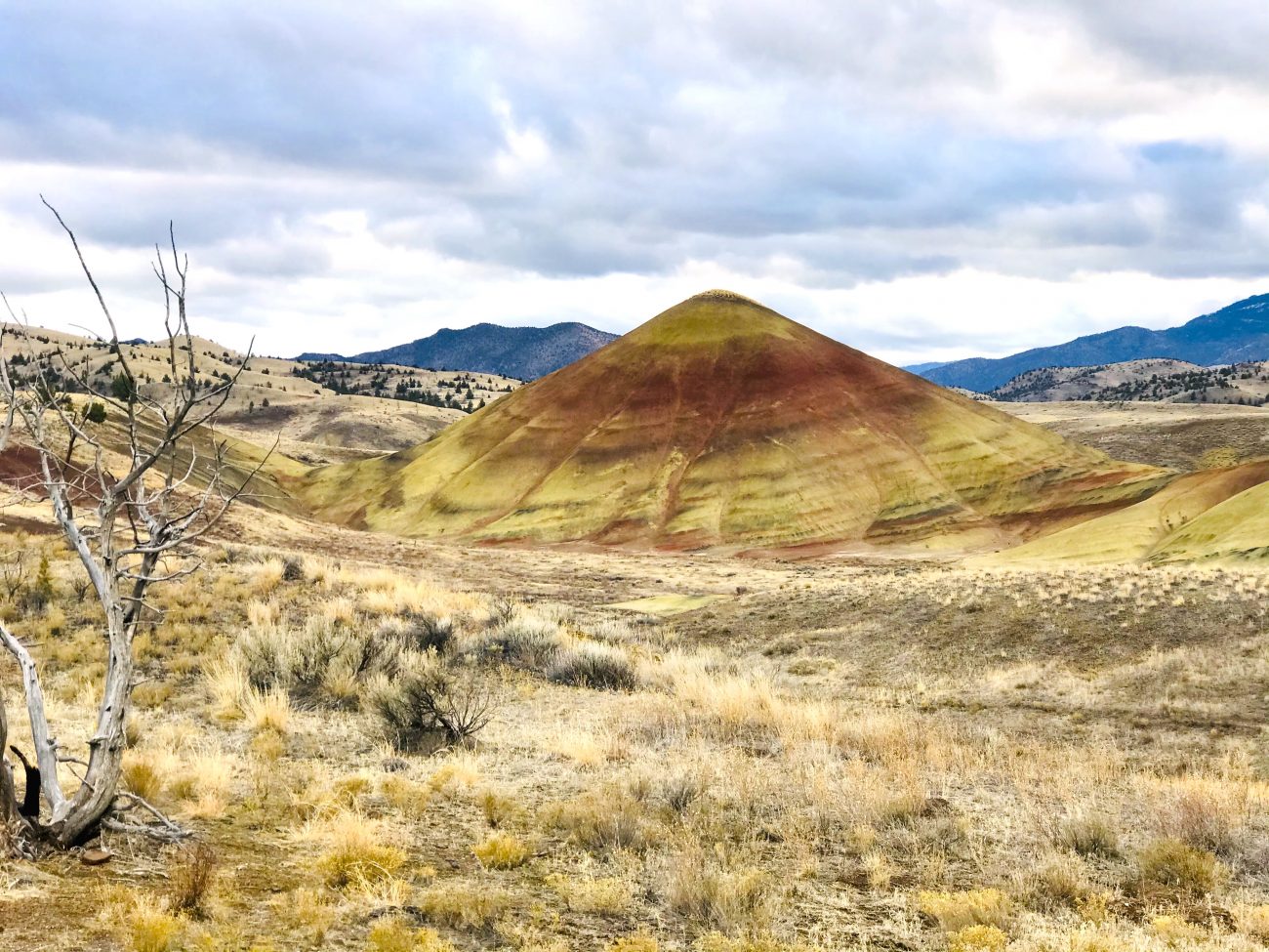 The Overlook Trail: A gateway to the breathtaking views of Painted Hills.